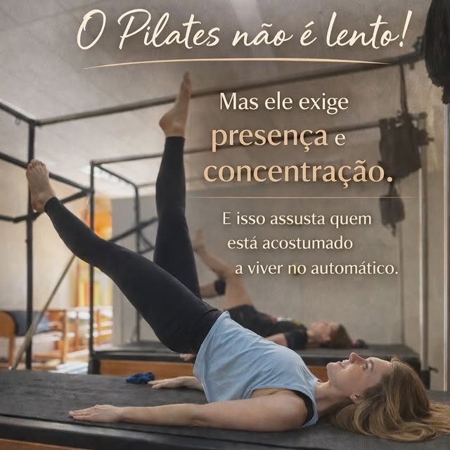 Pessoa praticando Pilates em aparelho.
